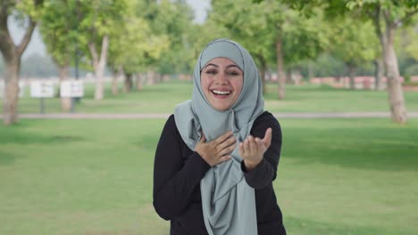 Glückliche-Muslimische-Frau-Lacht-über-Jemanden-Im-Park
