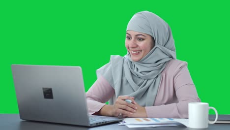 Feliz-Empresaria-Musulmana-Haciendo-Una-Reunión-En-Línea-Con-Pantalla-Verde