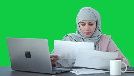 Empresaria-Musulmana-Leyendo-Y-Firmando-Documentos-Pantalla-Verde