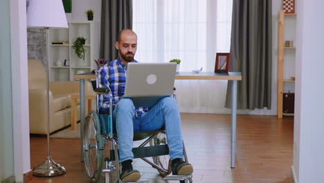 Handicapped-freelancer-working-remotely