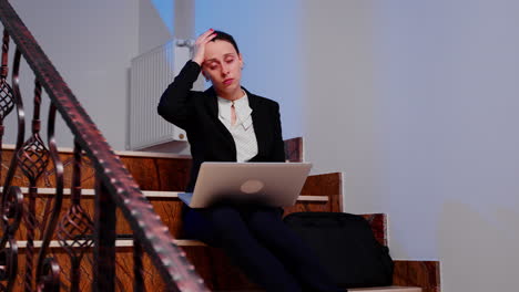Businesswoman-with-headache-working-on-laptop