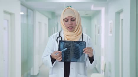 Muslimischer-Arzt-überprüft-Den-Röntgenbericht-Des-Patienten