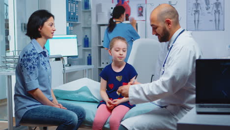 Pediatrician-listening-child-symptoms