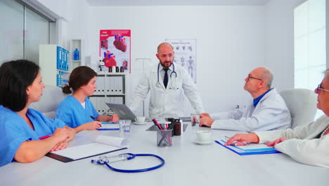 Doctor-having-professional-discussion-with-medical-staff