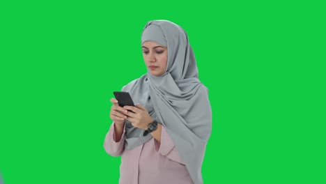 Muslimische-Geschäftsfrau-Sendet-Nachrichten-Auf-Dem-Grünen-Bildschirm-Des-Telefons