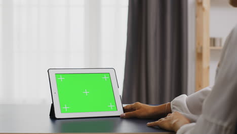 Frau-Benutzt-Tablet-Computer-Mit-Grünem-Bildschirm