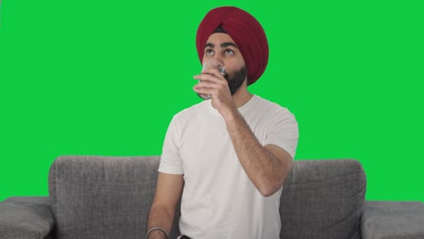Fröhlicher-Indischer-Sikh-Indianer,-Der-Medikamente-Auf-Grünem-Bildschirm-Einnimmt