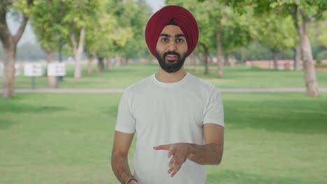Glücklicher-Sikh-Indianer,-Der-Im-Park-Spricht