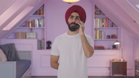 Sikh-Indianer,-Der-Am-Telefon-Spricht