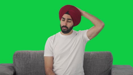 Verwirrter-Sikh-Indianer,-Der-über-Einen-Grünen-Bildschirm-Denkt