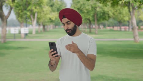 Wütender-Sikh-Indianer,-Der-Im-Park-Per-Videoanruf-Spricht