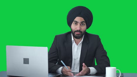 Glücklicher-Indischer-Sikh-Geschäftsmann,-Der-Mit-Mitarbeitern-Auf-Grünem-Bildschirm-Spricht