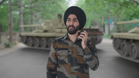 Feliz-Hombre-Del-Ejército-Indio-Sikh-Dando-Instrucciones-En-Walkie-Talkie