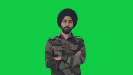 Ernsthafter-Sikh-Mann-Der-Indischen-Armee,-Der-Auf-Den-Grünen-Bildschirm-Der-Kamera-Blickt