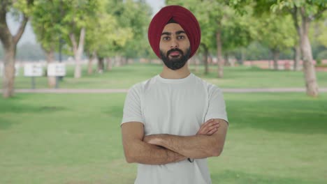 Selbstbewusster-Sikh-Indianer-Steht-Mit-Gekreuzten-Händen-Im-Park