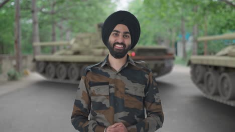 Feliz-Hombre-Del-Ejército-Indio-Sij-Sonriendo
