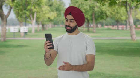 Glücklicher-Sikh-Indianer,-Der-Im-Park-Per-Videoanruf-Spricht