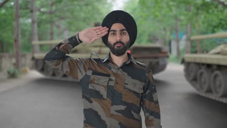 Un-Hombre-Confiado-Del-Ejército-Indio-Sikh-Saludando-A-La-Bandera-India