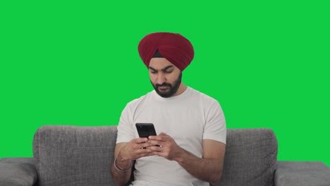 Wütender-Sikh-Indianer,-Der-Mit-Jemandem-Chattet,-Grüner-Bildschirm