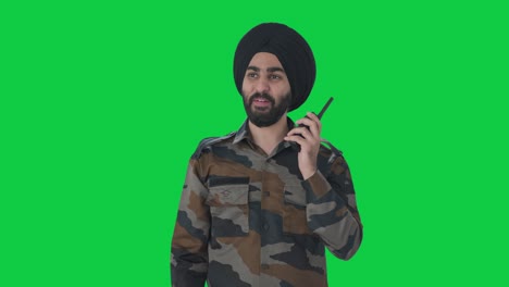 Glücklicher-Sikh-Mann-Der-Indischen-Armee,-Der-Anweisungen-Auf-Dem-Walkie-Talkie-Greenscreen-Gibt