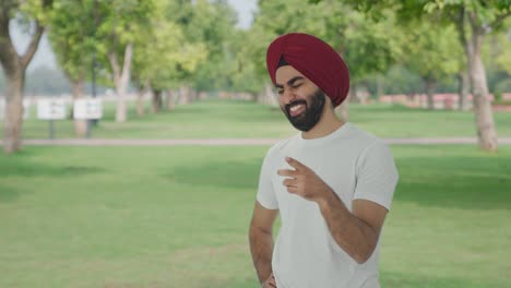 Glücklicher-Sikh-Indianer,-Der-Im-Park-Lacht