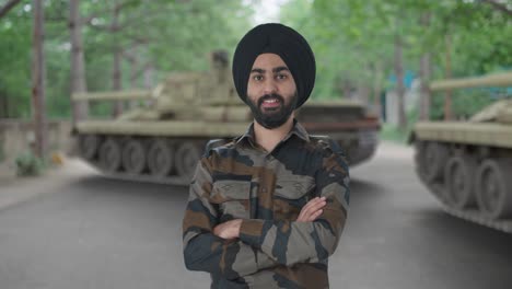 Glücklicher-Sikh-Mann-Der-Indischen-Armee,-Der-Mit-Gekreuzten-Händen-Steht