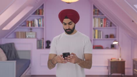 Sikh-Indianer,-Der-Jemandem-Eine-SMS-Schreibt