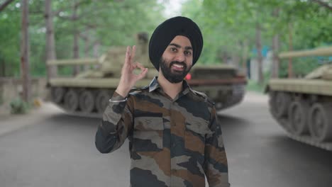 Feliz-Hombre-Del-Ejército-Indio-Sikh-Mostrando-Signo-Bien