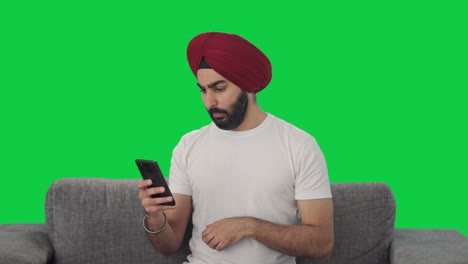 Hombre-Indio-Sikh-Usando-La-Pantalla-Verde-Del-Teléfono-Móvil
