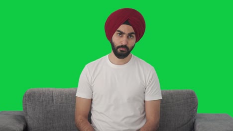 Hombre-Indio-Sikh-Enojado-Mirando-Pantalla-Verde