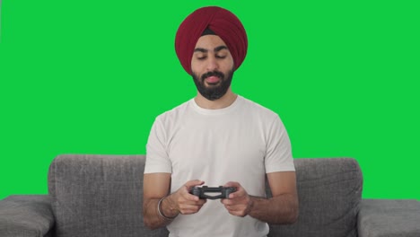 Glücklicher-Sikh-Indianer,-Der-Videospiele-Auf-Grünem-Bildschirm-Spielt