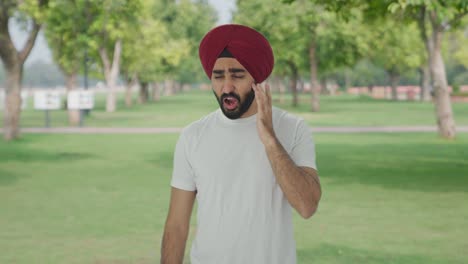 Hombre-Indio-Sikh-Enfermo-Que-Sufre-De-Dolor-De-Muelas-En-El-Parque