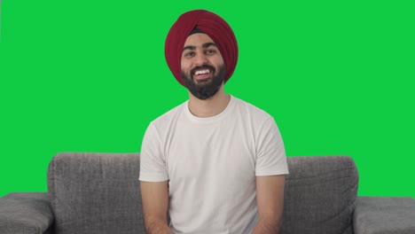 Indischer-Sikh-Indianer-Lacht,-Während-Er-Fernsieht,-Grünen-Bildschirm