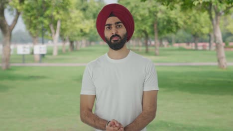 Hombre-Indio-Sikh-Enojado-Mirando-En-El-Parque