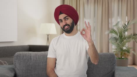 Glücklicher-Sikh-Indianer,-Der-Ein-Okay-Zeichen-Zeigt