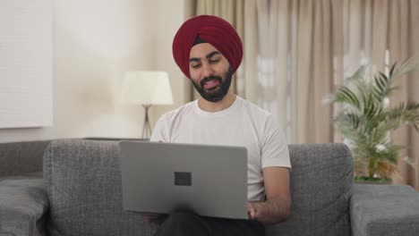 Glücklicher-Indischer-Sikh-Manager,-Der-Einen-Videoanruf-Auf-Dem-Laptop-Macht