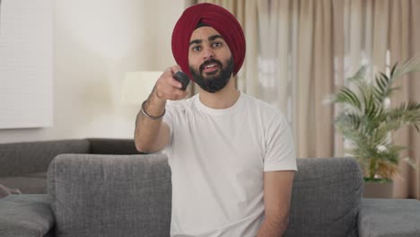 Indischer-Sikh,-Indischer-Mann,-Der-Fernsieht
