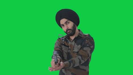 Hombre-Del-Ejército-Indio-Sikh-Revisando-Y-Apuntando-Con-Un-Arma-Hacia-La-Pantalla-Verde-Enemiga