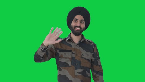 Fröhlicher-Sikh-Mann-Der-Indischen-Armee,-Der-„Hallo“-Auf-Grünem-Bildschirm-Sagt