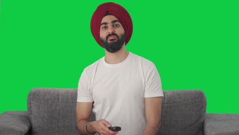 Wütender-Sikh-Indianer,-Der-Fernsieht,-Grüner-Bildschirm