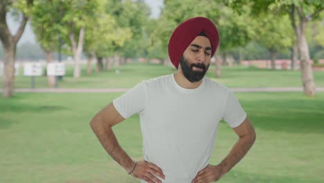 Hombre-Indio-Sikh-Enfermo-Que-Sufre-De-Dolor-De-Estómago-En-El-Parque