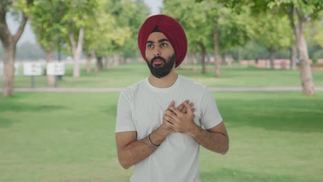 Kranker-Sikh-Indianer,-Der-Im-Park-Einen-Herzinfarkt-Erleidet