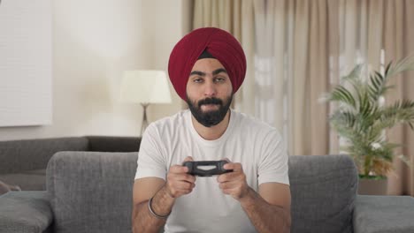 Hombre-Indio-Sikh-Competitivo-Jugando-Videojuegos