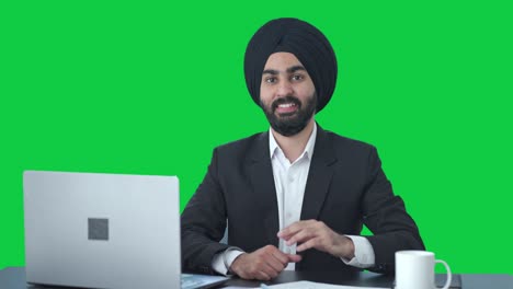 Glücklicher-Sikh-indischer-Geschäftsmann,-Der-Ein-Okay-Schild-Auf-Grünem-Bildschirm-Zeigt