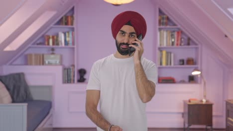 Hombre-Indio-Enojado-Gritando-Por-Teléfono