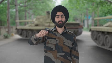 Hombre-Del-Ejército-Indio-Sikh-Decepcionado-Mostrando-Los-Pulgares-Hacia-Abajo