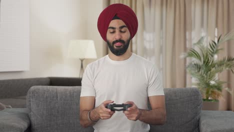 Glücklicher-Sikh-Indianer,-Der-Videospiele-Spielt