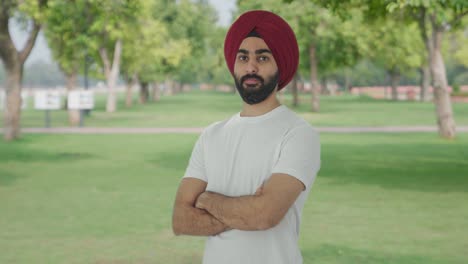Porträt-Eines-Selbstbewussten-Indischen-Sikh-Mannes,-Der-Mit-Gekreuzten-Händen-Im-Park-Steht