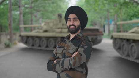 Porträt-Eines-Glücklichen-Sikh-Mannes-Der-Indischen-Armee,-Der-Mit-Gekreuzten-Händen-Steht