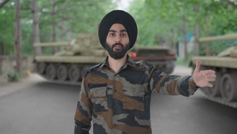 Hombre-Enojado-Del-Ejército-Indio-Sikh-Gritándole-A-Alguien
